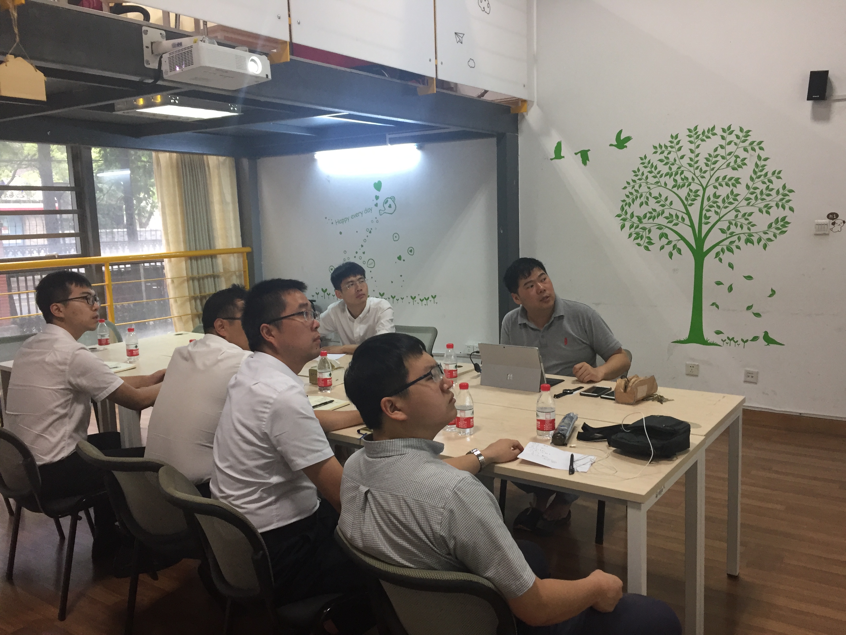 与同济大学学工同仁座谈交流.jpg 与同济大学学工同仁座谈交流.jpg